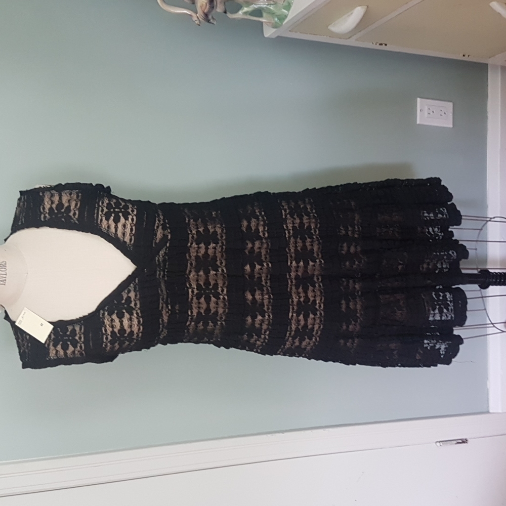 Max Studio lace V neck, sleeveless dress